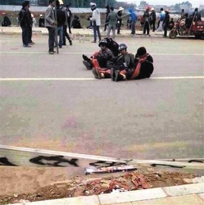 14日，沖突現(xiàn)場(chǎng)，幾名頭戴鋼盔的人被捆綁著。圖/東方IC