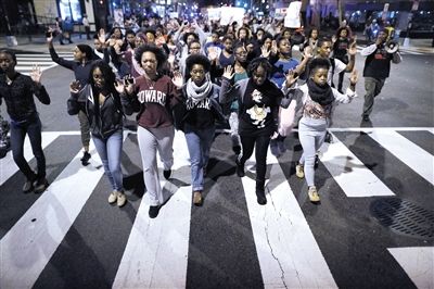 　24日，美國華盛頓，民眾在白宮前參加示威，抗議不起訴槍殺黑人青年的白人警察。