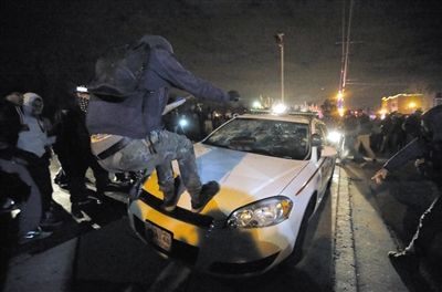 11月24日，圣路易斯市，示威者得知涉案警察被免予起訴消息后表達不滿。　