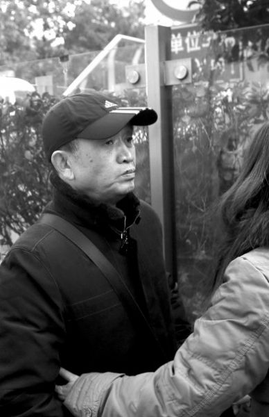 受害人黃洋的父親黃國強(qiáng)準(zhǔn)備進(jìn)入法院。