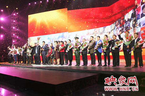 10位獲獎者和1個愛心集體合影。