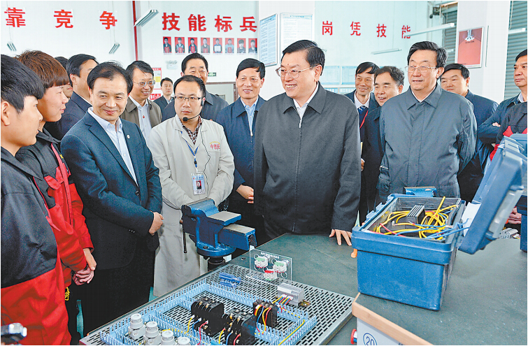 4月14日上午，中共中央政治局常委、全國(guó)人大常委會(huì)委員長(zhǎng)張德江在許昌技術(shù)經(jīng)濟(jì)學(xué)校與血神們親切交談。