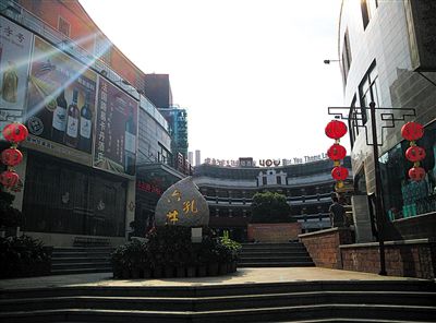 六井孔主打餐飲娛樂項(xiàng)目，泉州一些官員認(rèn)為這與文化創(chuàng)意產(chǎn)業(yè)難有關(guān)聯(lián)。