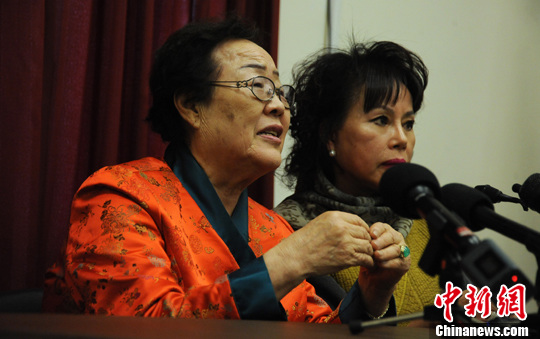 圖為慰安婦受害者李容洙（Lee Yong Soo。圖左）發(fā)表講話，要求安倍正式道歉。