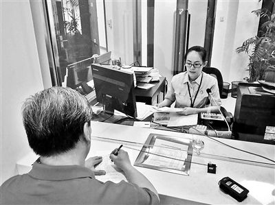 昨天，第一位行政案件立案者冀先生在立案大廳窗口前立案