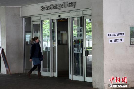 月7日，英國(guó)舉行大選，650個(gè)選區(qū)的選民前往投票站，選出代表各自選區(qū)的國(guó)會(huì)議員，贏得全國(guó)超過(guò)半數(shù)選區(qū)議席(即超過(guò)325個(gè)席位)的政黨，則獲得執(zhí)政權(quán)。圖為一名選民進(jìn)入投票站投票。<a target='_blank' ><p  align=