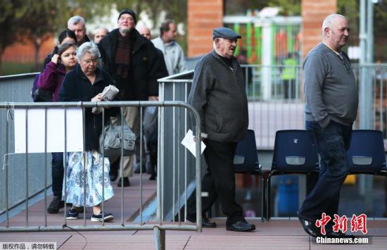 2015年英國(guó)大選投票已經(jīng)于當(dāng)?shù)貢r(shí)間5月7日早7點(diǎn)(北京時(shí)間7日下午14時(shí))開(kāi)始。選民將在首相卡梅倫領(lǐng)導(dǎo)的保守黨、米利班德領(lǐng)導(dǎo)的工黨及其他一些小黨中做出抉擇，投票結(jié)果將于8日出爐。