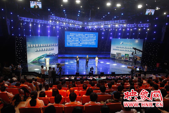 16日上午，河南電視臺1500平米演播廳內(nèi)座無虛席。