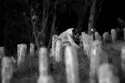 11月5日，祭奠者在騰沖遠(yuǎn)征軍國殤墓園獻(xiàn)花。京華時(shí)報(bào)記者 潘之望 攝