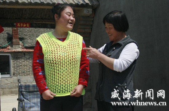 王炳鳳正在陪女兒鍛煉。記者 李偉 攝