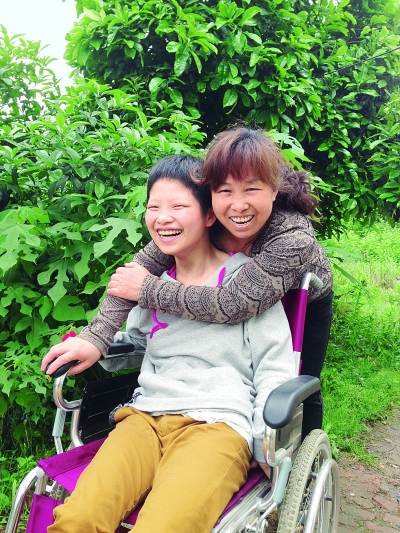 黃揚(yáng)和母親許秀梅在陽光下好開心。（黃珊攝）