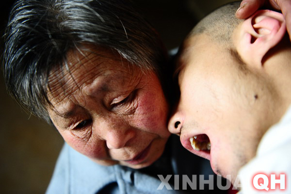 3月29日，母親邵秀景（左）同楊林在一起。