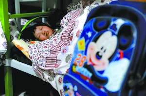 一名兒童昨晚在蘭考縣臨時救助站的房間入睡。新華社發(fā)