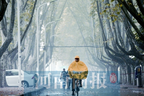 一場(chǎng)雨也沒(méi)能將鄭州從空氣污染中解救出來(lái) 河南商報(bào)記者 張郁/攝 一場(chǎng)雨也沒(méi)能將鄭州從空氣污染中解救出來(lái) 河南商報(bào)記者 張郁/攝