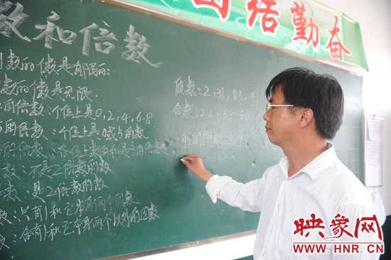 王格現(xiàn)在給5年紀(jì)的孩子們上課。