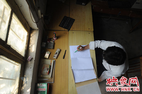 圖為王格現(xiàn)在審閱文件。