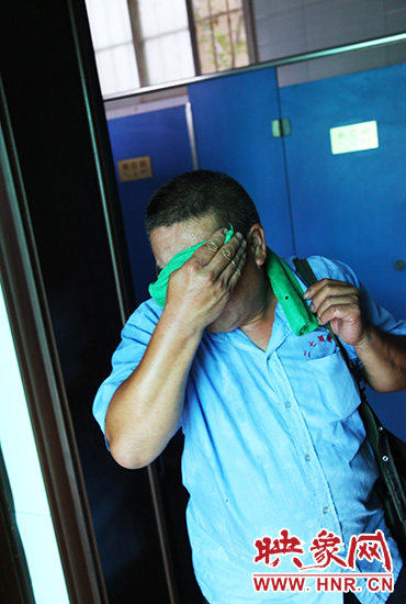 修好設(shè)施，從廁所內(nèi)出來時(shí)江學(xué)銅已滿頭大汗