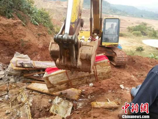 圖為“官墓”被移走?！?yán)初 攝