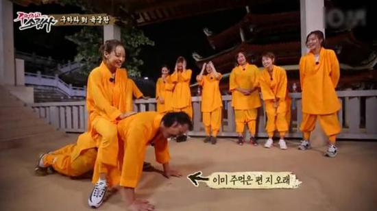 陸重烷接受懲罰做俯臥撐，女星具荷拉坐其背上。