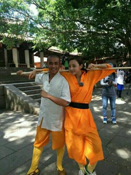 這些參加節(jié)目的女星當(dāng)中既有歌手，又有演員，都是時(shí)尚年輕且受歡迎的女星。