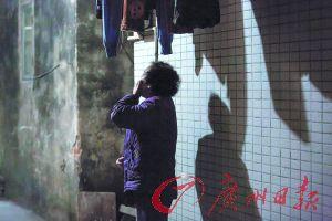 女姐在講述自己老伴幾年前在保姆的“照料”下去世的經(jīng)歷，神色悲傷。廣州日?qǐng)?bào)記者陳憂子