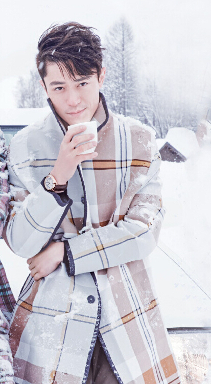 胡歌和霍建華為雜志拍攝了一組封面照，二人穿著同款風(fēng)衣，在白雪中端著咖啡，恩愛“虐狗”