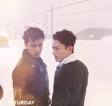 胡歌和霍建華為雜志拍攝了一組封面照，二人穿著同款風(fēng)衣，在白雪中端著咖啡，恩愛“虐狗”