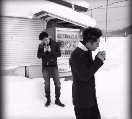 胡歌和霍建華為雜志拍攝了一組封面照，二人穿著同款風(fēng)衣，在白雪中端著咖啡，恩愛“虐狗”