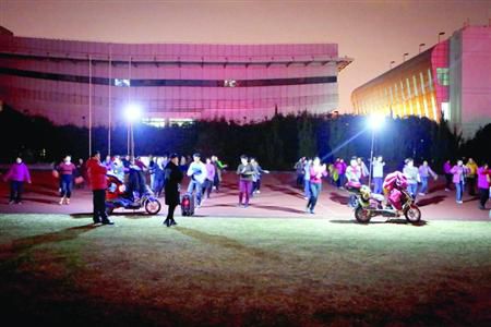 昨晚，松江體育場秩序井然，兩隊廣場舞被有序地分散在了不同區(qū)域。