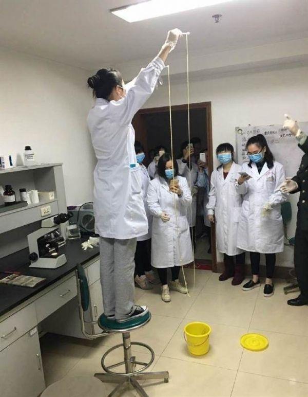 愛吃生肉惹的禍！男子體內(nèi)取出5米長寄生蟲(圖)