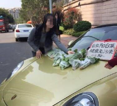 開保時捷賣菜走紅 網(wǎng)友：炒作無底線 自稱陽臺菜健康無污染，只賣“懂貨”的人