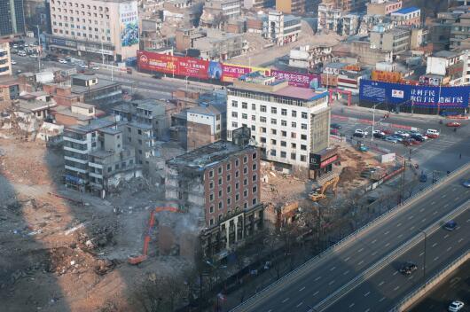 在“拆遷獎(jiǎng)勵(lì)”等一系列政策的激勵(lì)下，親賢社區(qū)的改造步伐明顯加快。2015年12月初，親賢社區(qū)簽訂拆遷協(xié)議 374份，簽約率達(dá)90%，西北片區(qū)實(shí)現(xiàn)了拆遷大突破。(拍攝：2015年12月20日)