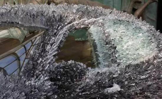 驚！車主用玻璃渣改裝瑪莎拉蒂