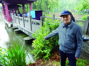 商老說，他就是在這兒把孩子拽上岸的