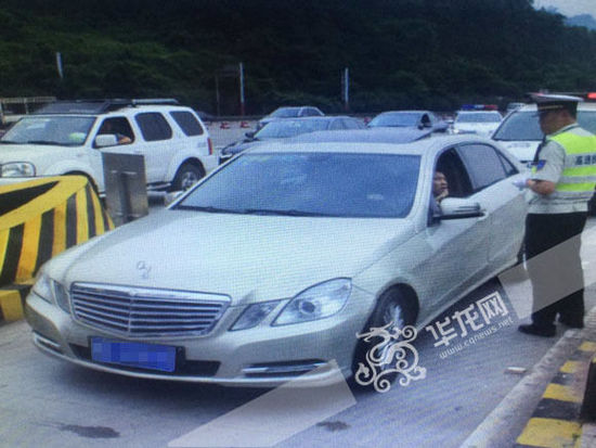 超速駕駛員被攔下。市交通執(zhí)法高速一支隊(duì)六大隊(duì)供圖