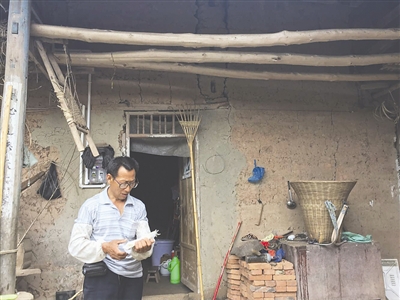 徐某父親說(shuō)起兒子偷渡的事情，有些難以開口。