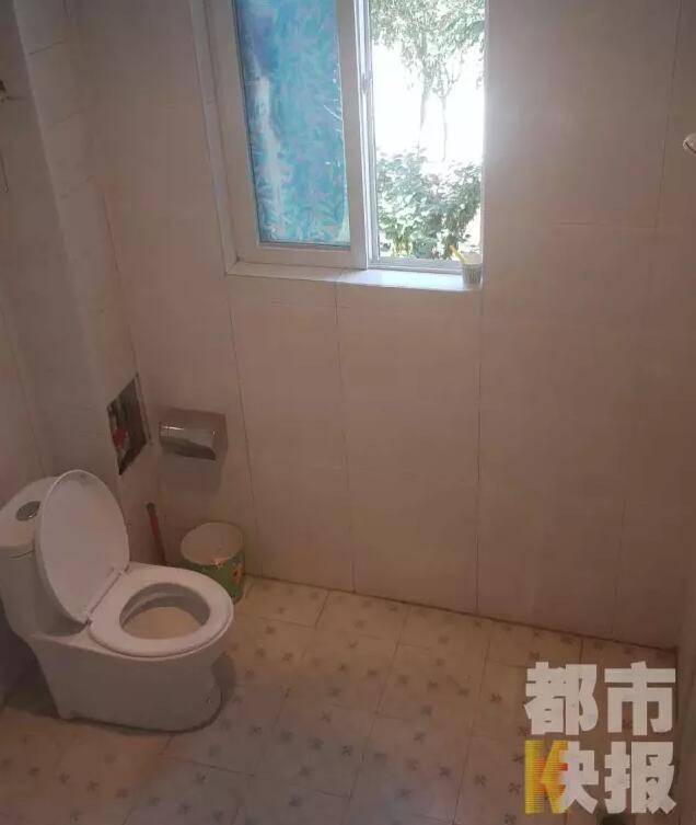 西安市戶縣草堂鎮(zhèn)的李家?guī)r村，有多戶人家經(jīng)營著農(nóng)家樂，但昨晚發(fā)生的這件事情打破了這里的寧靜。村民：“縣上的、鎮(zhèn)上的警察，還有村干部好多人在那兒，說是女的在衛(wèi)生間生產(chǎn)，把娃從窗子扔下來?！鞭r(nóng)家樂員工：“(聽說)直接從二樓扔下來了，呀，太殘忍了。”昨晚的事，很多人今早才聽說，震驚之余更感到惋惜。記者今天在高冠西五巷口找到了大家所說的農(nóng)家樂，一夜過去了，作為和那名女顧客有過交集的老板娘，心情仍然很沉重。