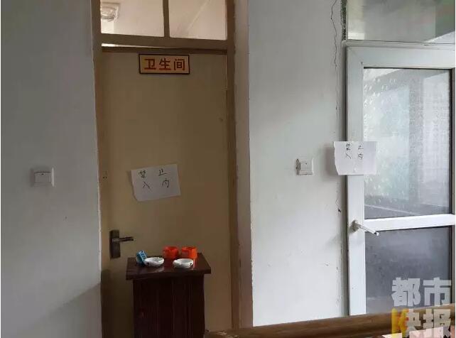 當馮女士走出大門，繞到院子的側面時，衛(wèi)生間窗戶下方草叢中的一幕，讓她驚出了一身冷汗。農(nóng)家樂老板娘馮女士：“就是孩子，旁邊帶著胎盤?！弊蛲硎稽c半事發(fā)后，馮女士報了警，很不幸，男嬰已經(jīng)死亡。涉及的兩個房間，暫時被封鎖，里面已經(jīng)清理干凈。隨后記者也從轄區(qū)草堂派出所了解到，這兩男一女三人是朋友關系，女子的年齡大概是二十二三歲。該女子事發(fā)后被送往醫(yī)院，同行的兩名男子當時被警方帶去派出所接受了筆錄調查后，已經(jīng)離開了派出所。