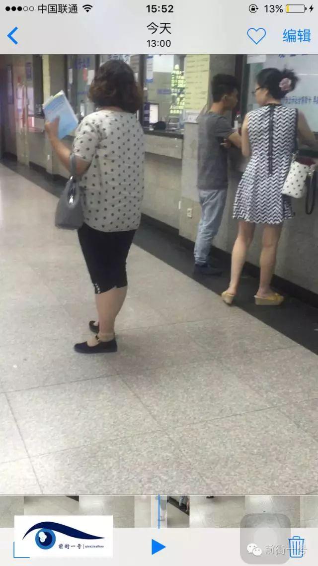 該女子在大廳內(nèi)徘徊發(fā)現(xiàn)女患者便主動上前搭訕。