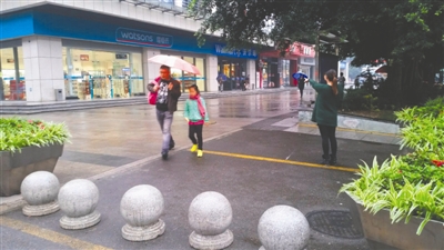 帖子中所指的事發(fā)現場——眉山市某商場前