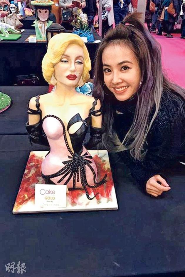 蔡依林讓大家欣賞她的得意之作瑪麗蓮夢(mèng)露翻糖蛋糕。