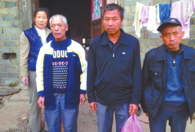 已被判死緩、在獄中服刑的4個(gè)村民的家人一直在為兒子喊冤。圖片來自網(wǎng)絡(luò)