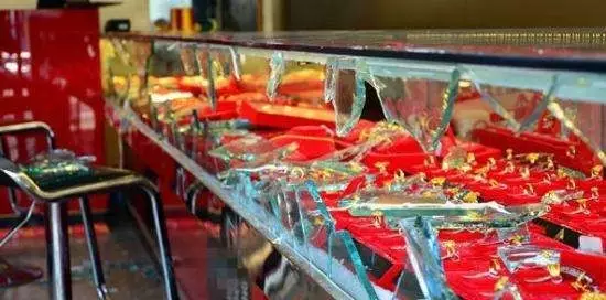 江西一家金店被洗劫 150萬元黃金2分鐘內(nèi)被搶走