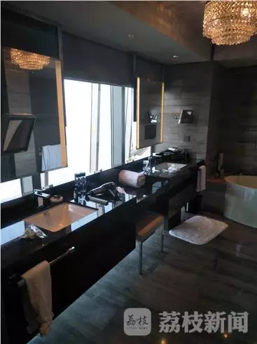 何女士表示無意中看到淋浴間外側(cè)的玻璃映射出幾個人影。