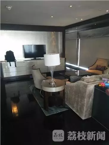 何女士稱當(dāng)時自己正在換衣服，順眼看了一下窗外，就看到了幾個人影，其中一個人拿著手機(jī)，三個男的朝這邊望。何女士表示，剛開始還以為是出現(xiàn)了幻覺，后來發(fā)現(xiàn)，玻璃中的映射人影就是隔壁房間的住客。