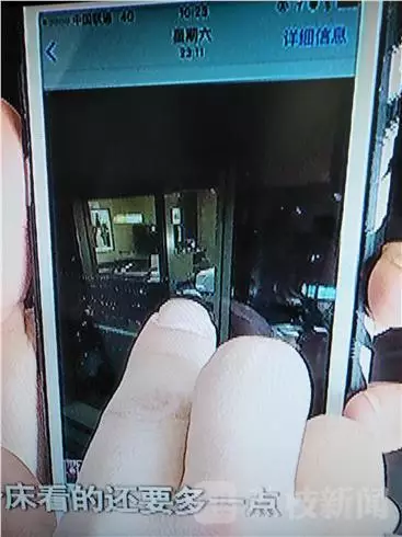 酒店前廳負(fù)責(zé)人李經(jīng)理：我們?nèi)ピ儐栠^，警察也詢問過，警察有錄音，他說他沒有錄像，第一個人說肯定沒有錄像，第二個人沒有口頭保證。對于何女士反映的晚間玻璃外墻變成“鏡子”反光的情況子。負(fù)責(zé)人表示，在客人入住酒店的時候，酒店工作人員一般會對客人進(jìn)行提醒，要求客人將房間的窗紗全部關(guān)閉，不過這一說法卻遭到了何女士的否認(rèn)。酒店前廳負(fù)責(zé)人李經(jīng)理稱，這個雙層玻璃的設(shè)計(jì)是環(huán)保設(shè)計(jì)，冬暖夏涼，如果是單層冬天會非常冷。