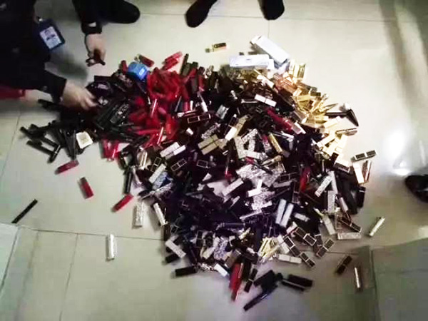 民警搜查出來(lái)的口紅。