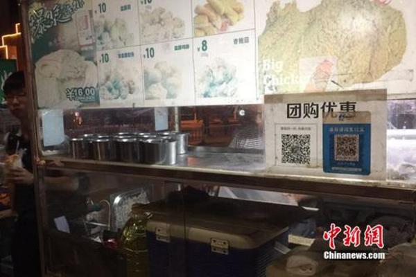 不少小商販都用上掃碼支付。中新網(wǎng) 吳濤 攝