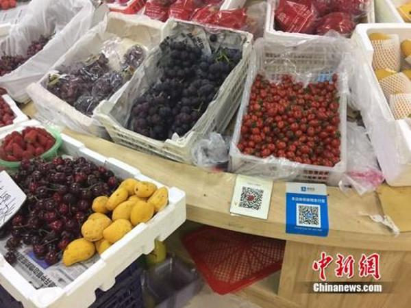 某水果攤，收款二維碼貼在顯眼位置。中新網(wǎng) 吳濤 攝
