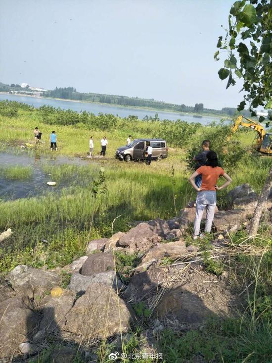 男子駕車帶5個(gè)孩子沖進(jìn)水庫溺亡